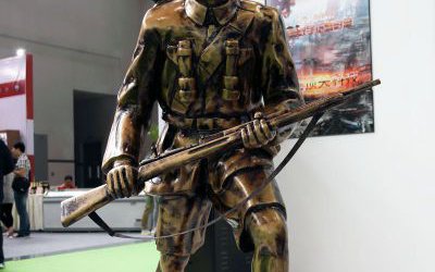 景區(qū)景點玻璃鋼仿銅拿著槍行走的八路軍雕塑