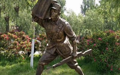 園林景區(qū)玻璃鋼仿銅扛著箱子的八路軍雕塑