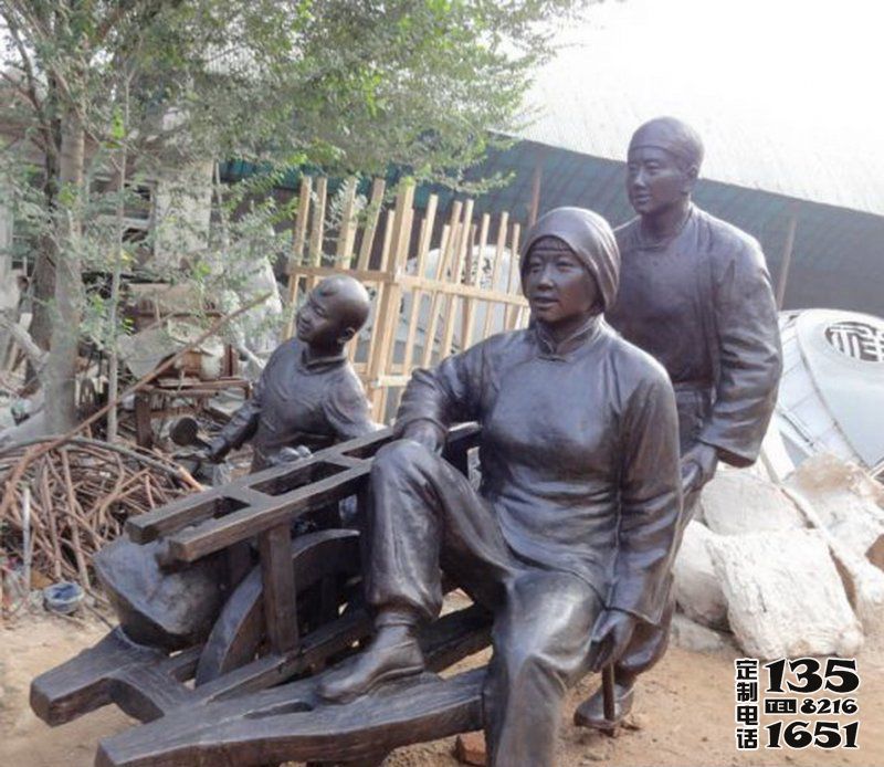 步行街戶外擺放推獨(dú)輪車推人玻璃鋼仿銅雕塑 步行街戶外擺放推獨(dú)輪車推人玻璃鋼仿銅雕塑