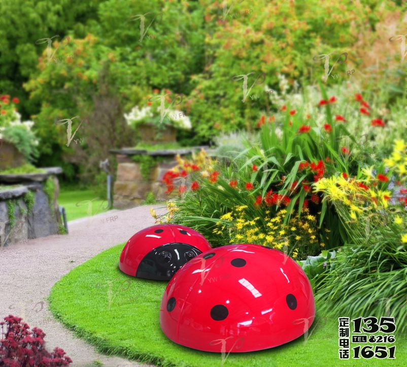 景區(qū)草坪里擺放的兩只玻璃鋼瓢蟲雕塑 景區(qū)草坪里擺放的兩只玻璃鋼瓢蟲雕塑