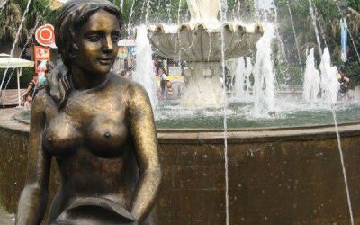 廣場噴泉邊坐著的玻璃鋼噴漆美人魚雕塑