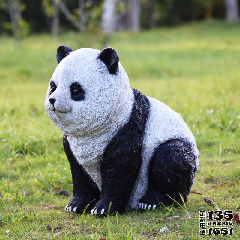廣場(chǎng)觀(guān)光區(qū)蹲坐姿態(tài)玻璃鋼仿真熊貓雕塑