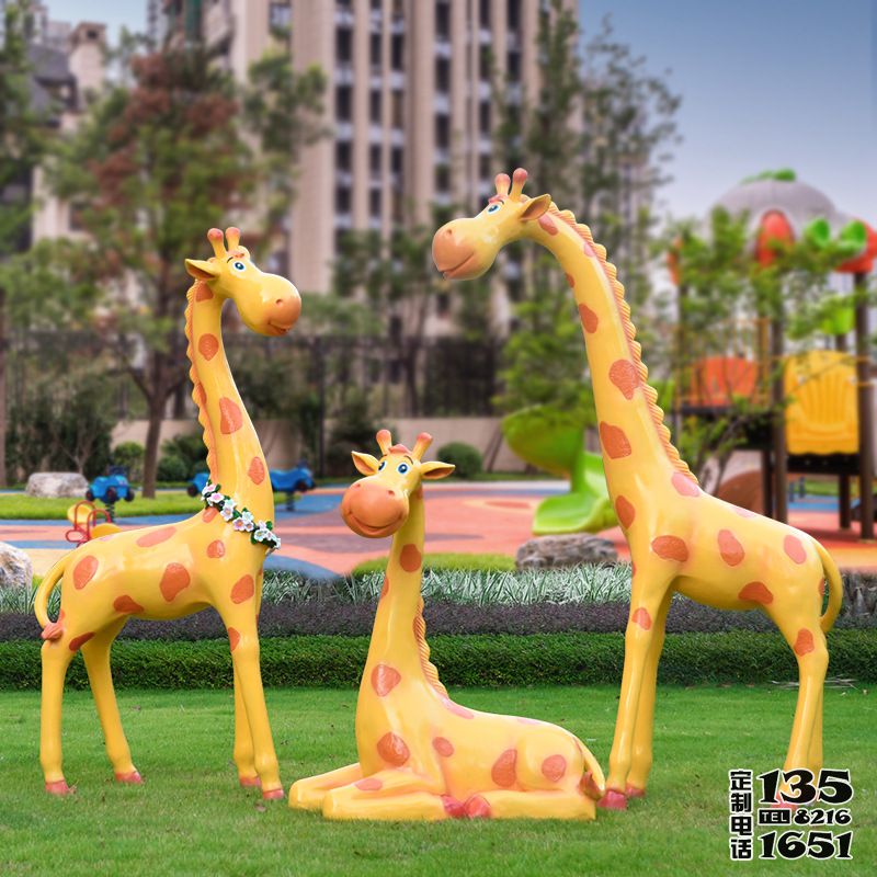 游樂場(chǎng)玻璃鋼三只卡通長(zhǎng)頸鹿雕塑 游樂場(chǎng)玻璃鋼三只卡通長(zhǎng)頸鹿雕塑