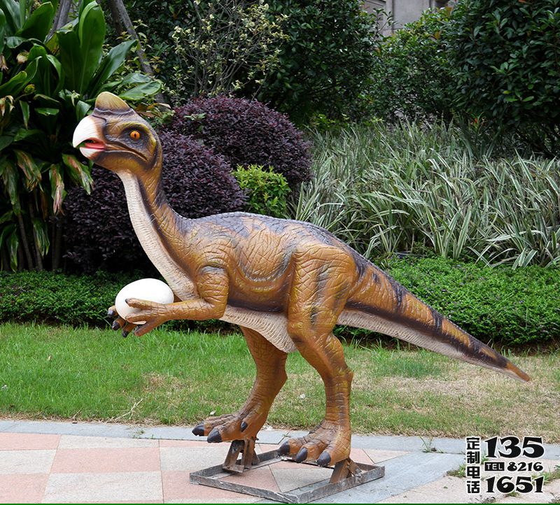 戶外玻璃鋼仿真動(dòng)物拿蛋的恐龍雕塑 戶外玻璃鋼仿真動(dòng)物拿蛋的恐龍雕塑