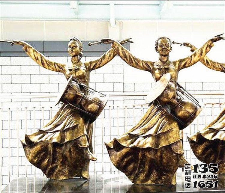花園擺放少數(shù)民族跳舞人物玻璃鋼仿銅雕塑 花園擺放少數(shù)民族跳舞人物玻璃鋼仿銅雕塑