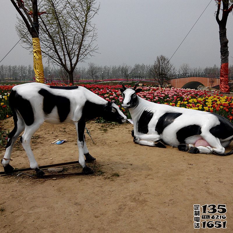 農(nóng)場(chǎng)戶外玻璃鋼仿真奶牛雕塑 農(nóng)場(chǎng)戶外玻璃鋼仿真奶牛雕塑