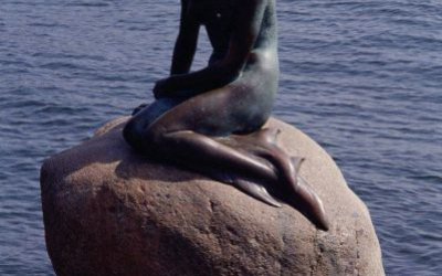 公園擺放的沉思的玻璃鋼仿銅創意美人魚雕塑