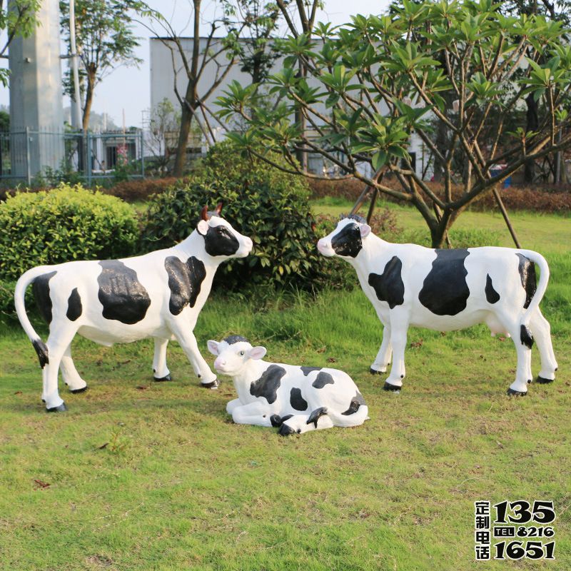 農(nóng)場(chǎng)玻璃鋼仿真動(dòng)物牛雕塑 農(nóng)場(chǎng)玻璃鋼仿真動(dòng)物牛雕塑