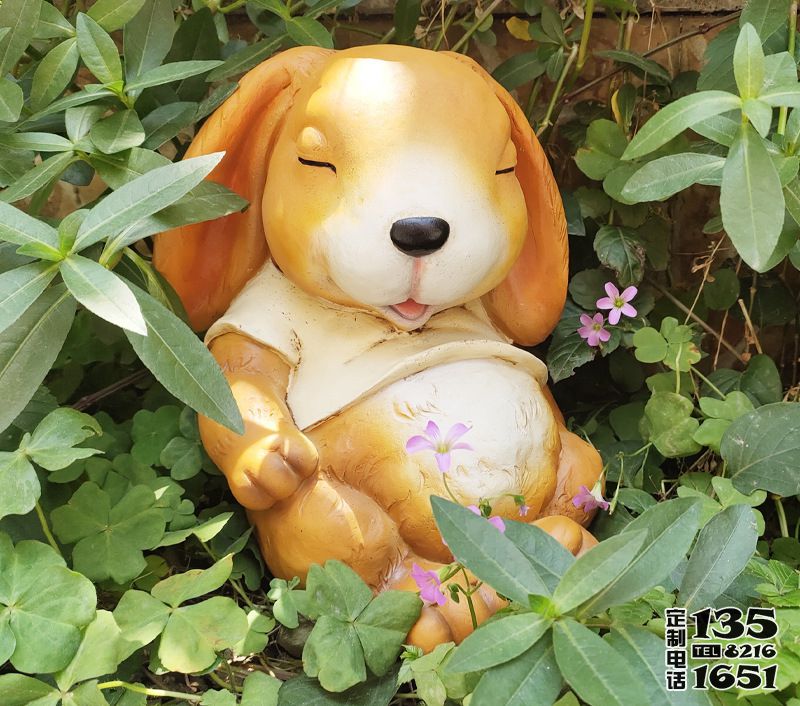 花園草坪中一只在睡覺(jué)的玻璃鋼卡通兔子雕塑 花園草坪中一只在睡覺(jué)的玻璃鋼卡通兔子雕塑
