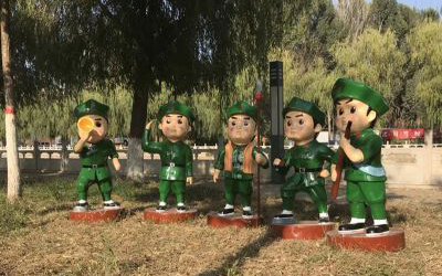 戶外園林玻璃鋼卡通創(chuàng)意景觀小紅軍雕塑