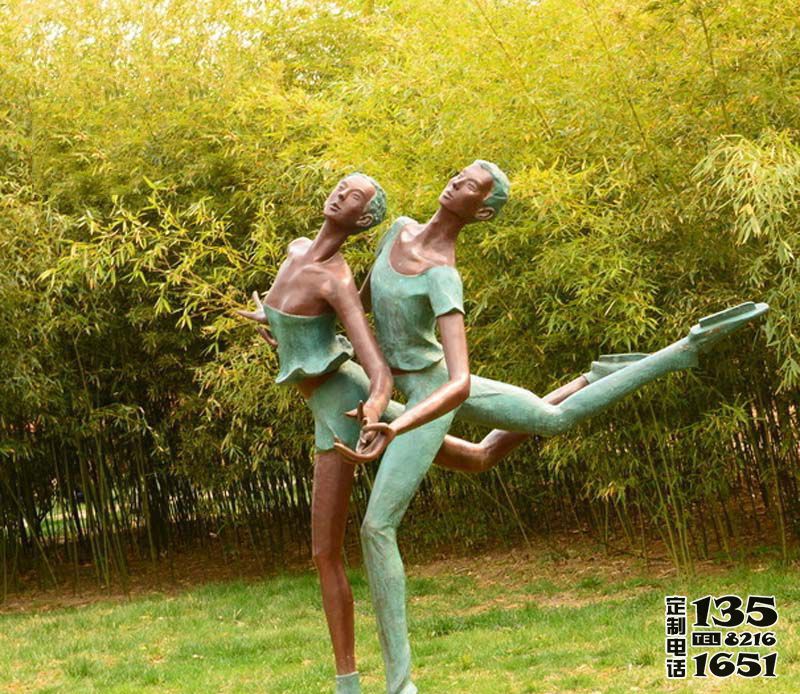 景區(qū)園林擺放雙人花樣滑冰玻璃鋼彩繪雕塑 景區(qū)園林擺放雙人花樣滑冰玻璃鋼彩繪雕塑