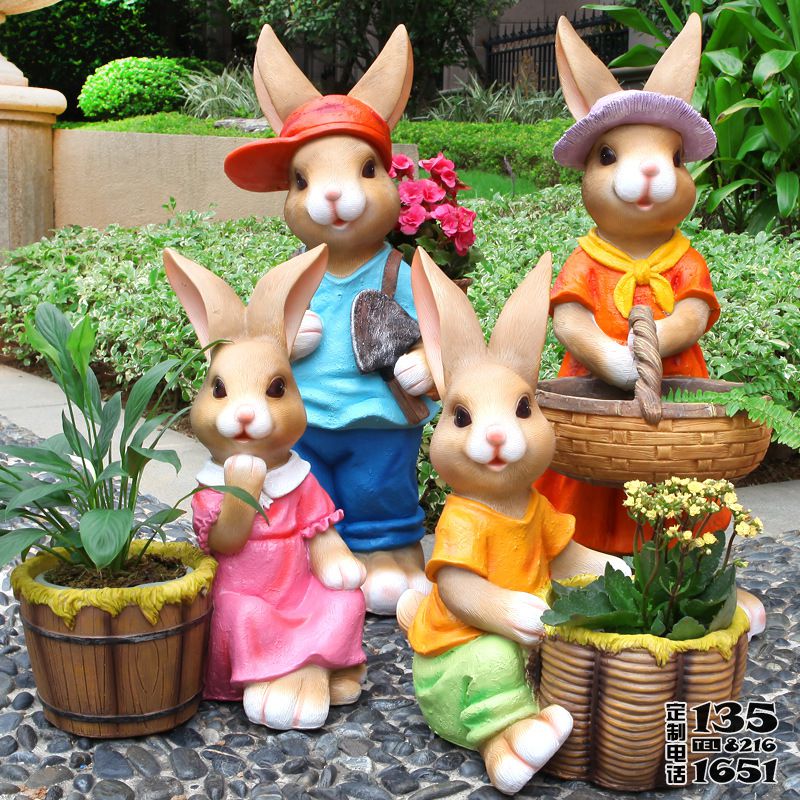 花園景區(qū)玻璃鋼彩繪卡通勞動(dòng)兔子雕塑 花園景區(qū)玻璃鋼彩繪卡通勞動(dòng)兔子雕塑